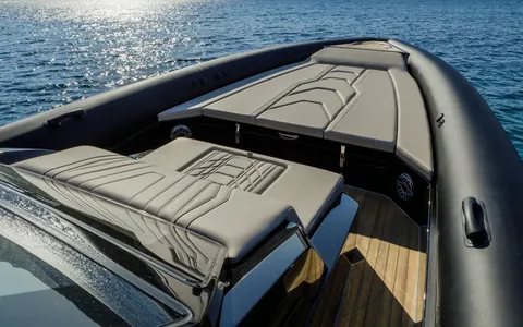 16 Technohull Alpha 40 Bow Sun Bed